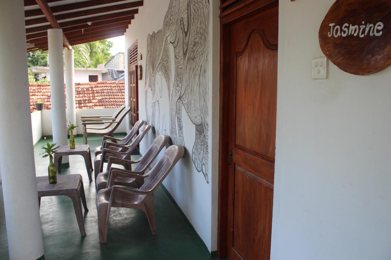 Julie Guest House Тангалла Экстерьер фото