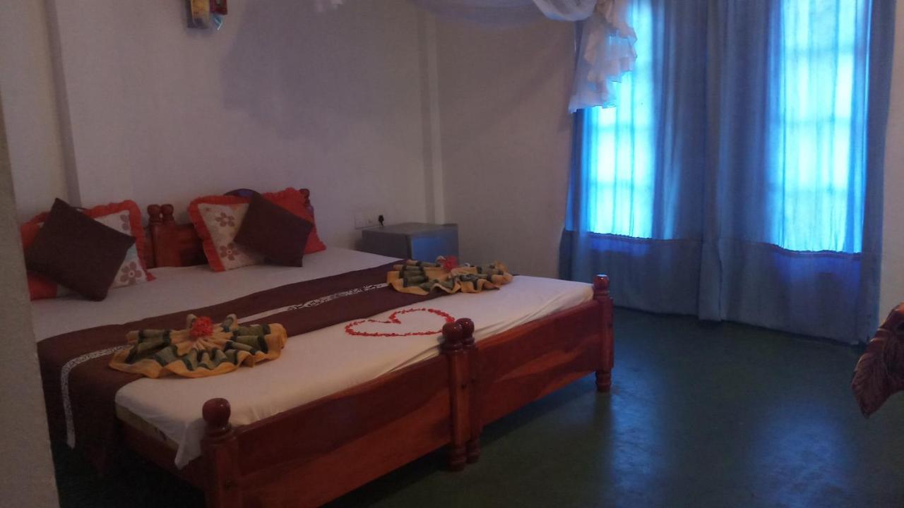 Julie Guest House Тангалла Экстерьер фото