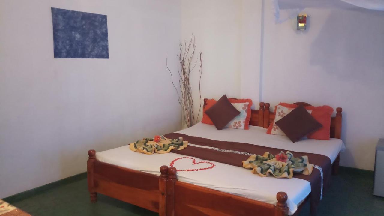 Julie Guest House Тангалла Экстерьер фото